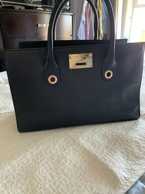 Jimmy Choo Black Leather Satchel with Silver-Tone Lock

Riley Bag

PREOWNED/USED